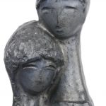 “Koppel”. Een beeld grijsgeglazuurd aardewerk op houten sokkel.