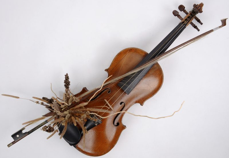 Een oude viool als sierstuk.