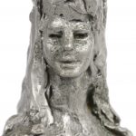 “Vrouwenfiguur”. Een beeld van brons met zilverkleurig patina op stenen sokkel. Gesigneerd.