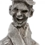 “Clown”. Een beeld van brons met zilverkleurig patina op stenen sokkel. Gesigneerd.