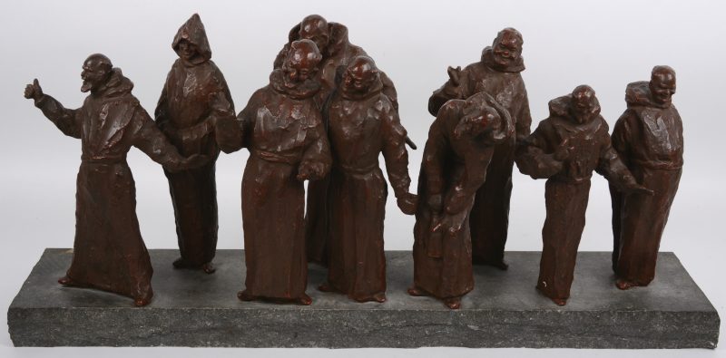 “Negen monniken”. Een groep van bruinrood gepatineerd gips/terracotta(?) op een stenen sokkel. Gesigneerd.