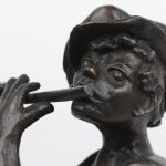 “De fluitspeler”. Een bronzen beeld met atelierstempel.