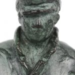 “De landverhuizer”. Een bronzen beeld met groen patina. Gemonogrameerd en genummerd 24/100. Naar een ontwerp van Eugeen van Mieghem.