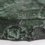 “De landverhuizer”. Een bronzen beeld met groen patina. Gemonogrameerd en genummerd 24/100. Naar een ontwerp van Eugeen van Mieghem.