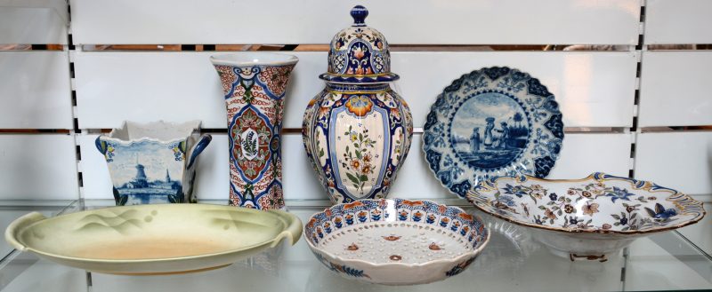 Een lot aardewerk, bestaande uit een art deco schaal, een dekselvaas, een vaas, sierschalen en een vierkantige jardinière. Grotendeeks gemerkt van Makkum en Rouen.