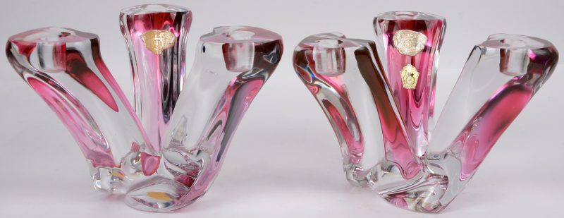 Twee designkandelaars met drie armen van roze en kleurloos kristal. Gemerkt. Jaren ‘50.