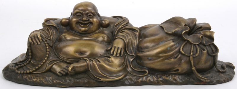 Een zittende Boeddha met zak van geel koper. Als penseelhouder.