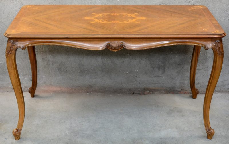 Een salontafel in Lodewijk XV-stijl, versierd met marquetterie in het blad.