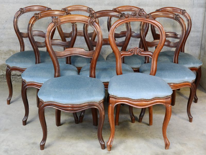 Een reeks van acht mahoniehouten stoelen in Louis-Philippestijl met blauw fluwelen bekleding. We voegen er een negende, licht afwijkend model aan toe.