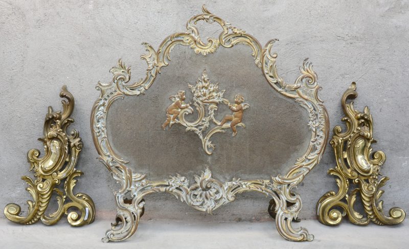 Een haardscherm en twee vuurbokken van verguld brons in Lodewijk XV-stijl.