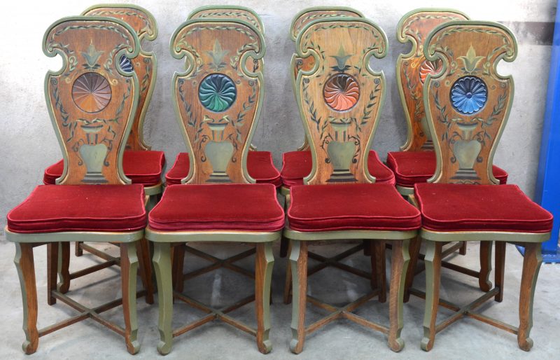 Een reeks van acht eikenhouten stoelen met een handgeschilderd decor van een balustervaas en plantenguirlandes in de rug.