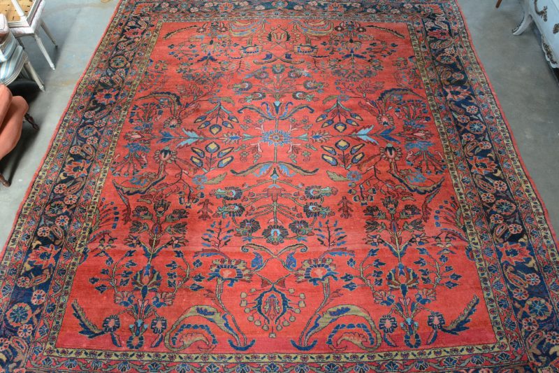 Een groot handgeknoopt Perzisch wollen tapijt.