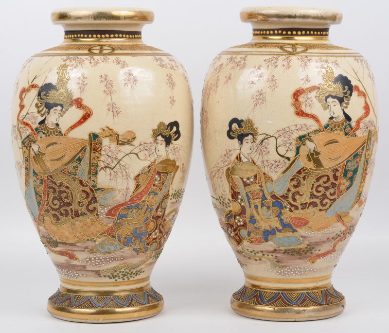 Een paar vazen van Satsuma-aardewerk met een decor van personages Onderaan gemerkt.