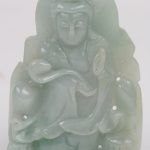 Een lot Aziatisch beeldhouwwerk, bestaande uit twee voorstellingen van Boeddha van jade, een spekstenen pagode en sokkeltje en een fijn uitgesneden reliëf met een landschap.