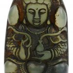 Een lot Aziatisch beeldhouwwerk, bestaande uit twee voorstellingen van Boeddha van jade, een spekstenen pagode en sokkeltje en een fijn uitgesneden reliëf met een landschap.
