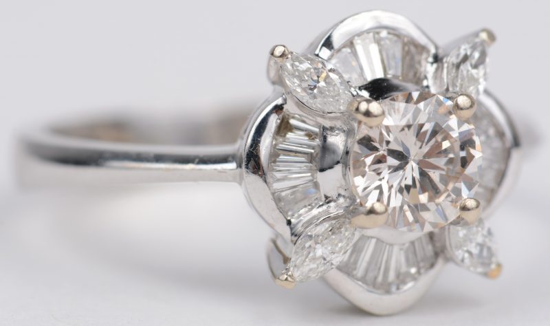 Een 18 karaats wit goud ring bezet met een centrale briljant van ± 0,50 ct. en diamanten in markies geslepen en baguettes met een gezamenlijk gewicht van ± 0,80 ct.