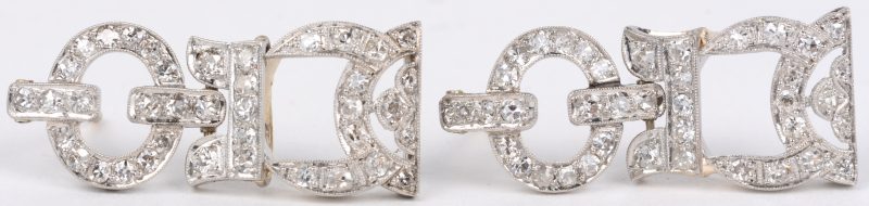 Een paar platina gouden oorbellen bezet met diamanten met een gezamenlijk gewicht van ± 1,80 ct.