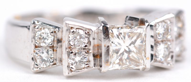 Een 18 karaats wit gouden ring bezet met diamanten met een gezamenlijk gewicht van ± 0,80 ct. en een centrale diamant van ± 0,70 ct.