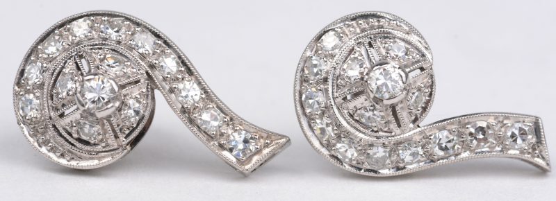 Een paar 18 karaats wit gouden oorbellen bezet met diamanten met een gezamenlijk gewicht van ± 0,55 ct.