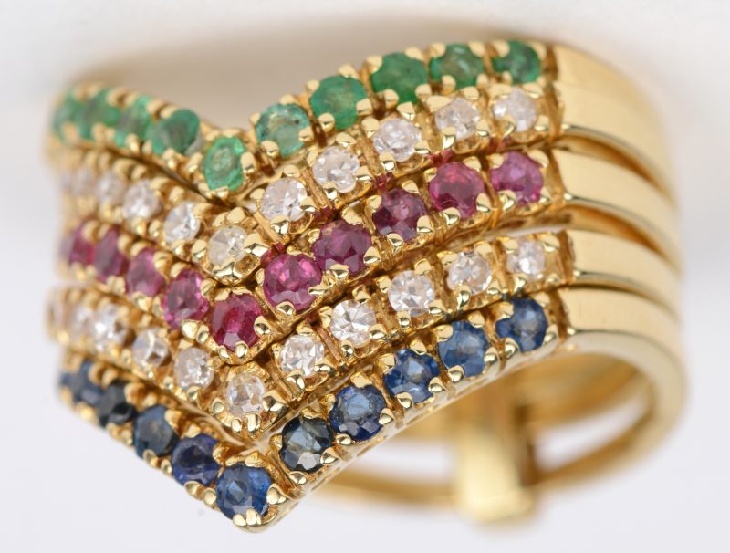 Een 18 karaats geel gouden multi color ring bezet met smaragd, diamant, robijn en saffier met een gezamenlijk gewicht van ± 1,10 ct.