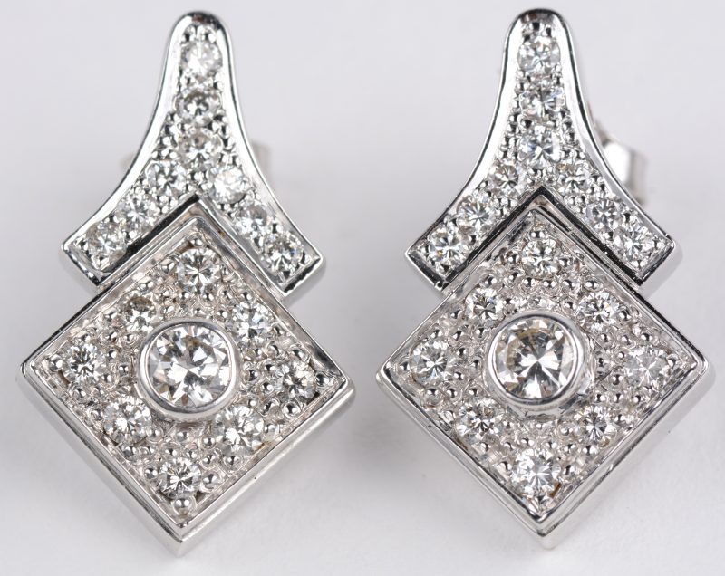 Een paar 18 karaats wit gouden oorbellen bezet met diamanten met een gezamenlijk gewicht van ± 1,40 ct.