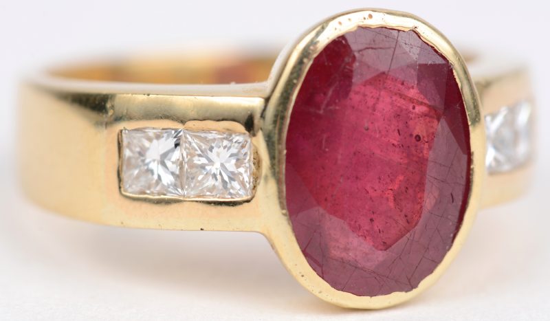 Een 18 karaats geel gouden ring bezet met diamant princess cut met een gezamenlijk gewicht van ± 0,60 ct. en een centrale robijn van ± 2,50 ct.