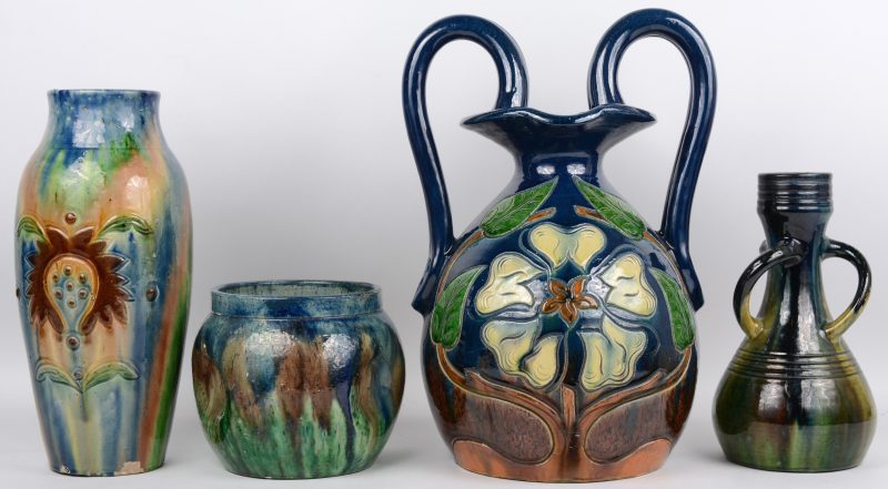 Een lot Vlaams aardewerk, bestaande uit drie vazen en een cachepot.
