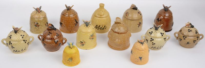 Een lot van 13 verschillende honingpotten, waarvan enkele van Méli. Eén met gerestaureerd deksel.