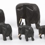Een ot afrikaans houtsnijwerk, bestaande uit een triptiekje met albasten bas-reliëf, een dekseldoosje, een schildpad, een buffel, een vogel en twaalf kleine olifantjes.