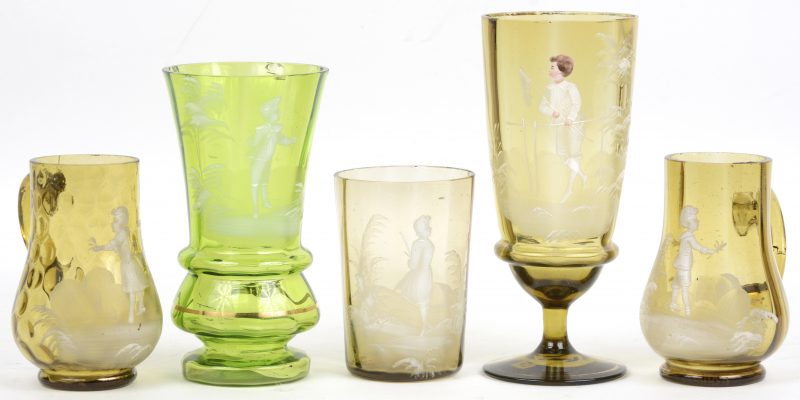 Een lot Boston and Sandwich glass, bestaande uit een vaasje, een glas op voet, een glas en twee kannetjes met geëmaileerde decors. XIXe eeuw.