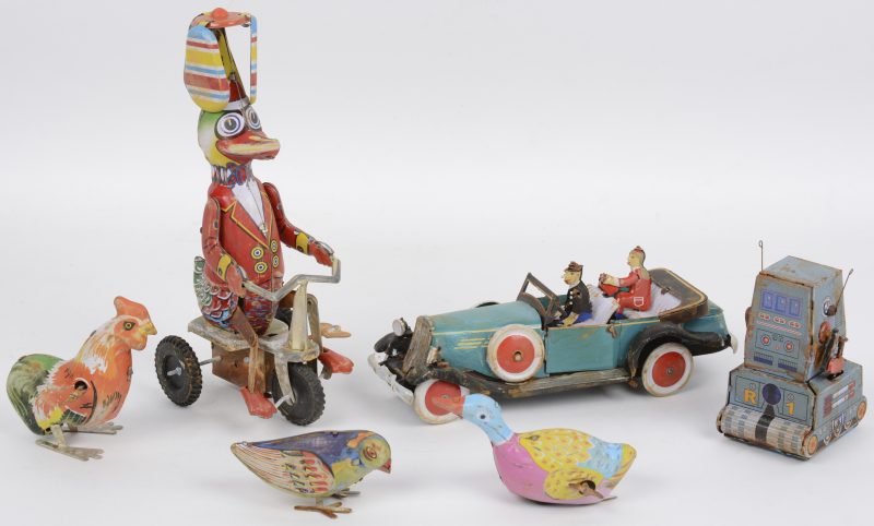 Een lot opwindbaar blikken speelgoed, bestaande uit een haan, een eendje, een vogeltje, een auto, een eend op driewieler en een ‘Robotank-Z’. Op één na allemaal in de originele doosjes.
