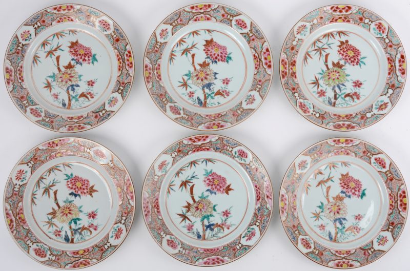 Een serie van zes borden van veelkleurig porselein met een famille rose decor van pioenen. China, tijdperk Qinglong.