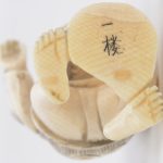 Een netsuké “Man met kikker in mand”. Japan, eerste kwart XXste eeuw.