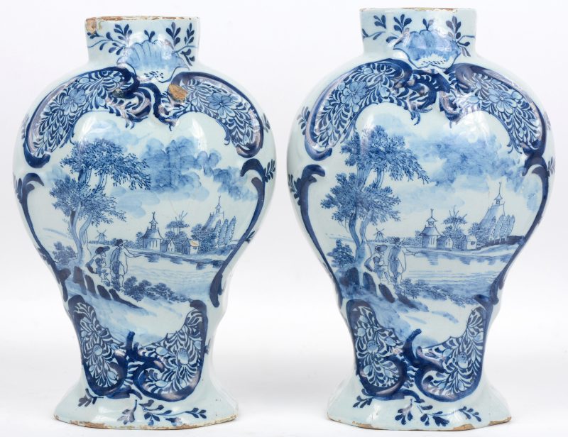 Een paar vazen van blauw en wit Delfts aardewerk. Gemerkt van de Porseleinen bijl. XVIIIe eeuw. Deksels ontbreken.