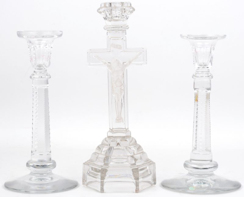 Twee kristallen kandelaars gemerkt Val-Saint lambert en een kristallen kandelaar in de vorm van een kruisbeeld.