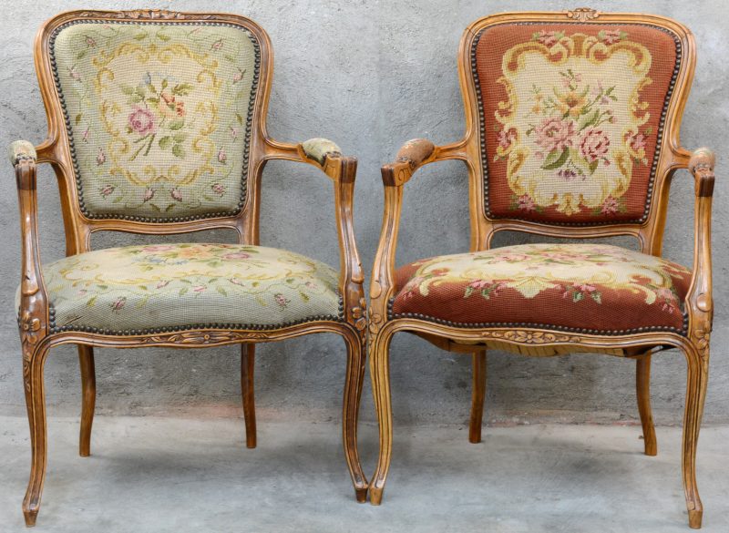 Een paar stoelen en cabriolet in Louis XV-stijl.