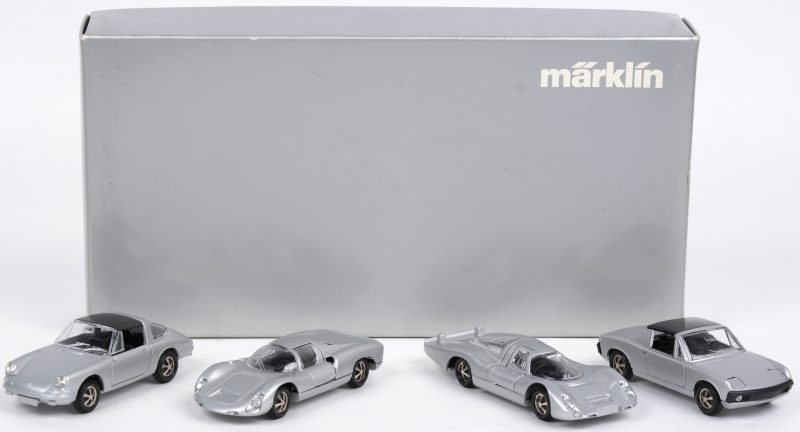 ”Porsche 910”; “VW Porsche 914”; “Porsche 911 Targa” & “Porsche 907”. Vier schaalmodellen op 1:43. In originele doos en met certificaat van het Märklin-museum, beperkte oplage 1992.