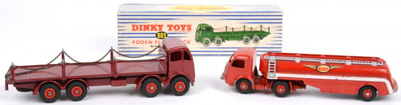 Twee schaalmodellen:- “Foden flat truck”. No. 905. In originele doos. Kleine beschadiging.- “Tracteur Panhard” met “Citerna Titan”. No.32C.