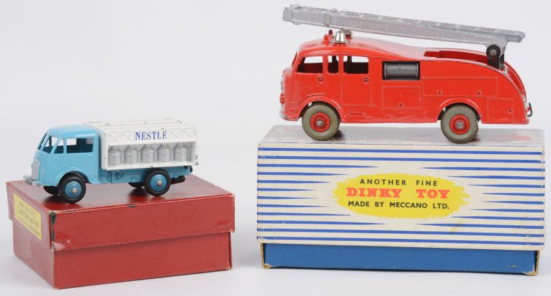 Twee schaalmodellen:- “Camion Nestlé”.  Met losse melkkitten, waarvan vier manco. In originele doos.- “Fire engine”. No. 955 (555). In originele doos.