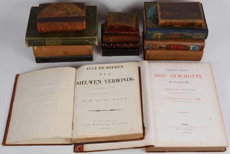 Een lot boeken uit de XIXe en vroeg XXe eeuw, waaronder misboeken, boeken over geneeskunde, enz. 15 exemplaren.
