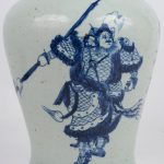 Chinese vaas met afbeelding van krijgers. Wit/blauw. Met Cartouche.