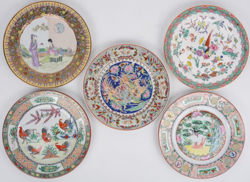 Een lot van vijf borden van meerkleurig Chinees porselein. XIXe en XXe eeuw.
