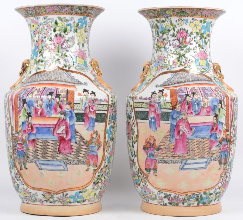 Een paar vazen van meerkleurig Chinees porselein met een decor van een hofhouding in cartouches op een achtergrond van bloemen en kostbaarheden. Onderaan gemerkt.