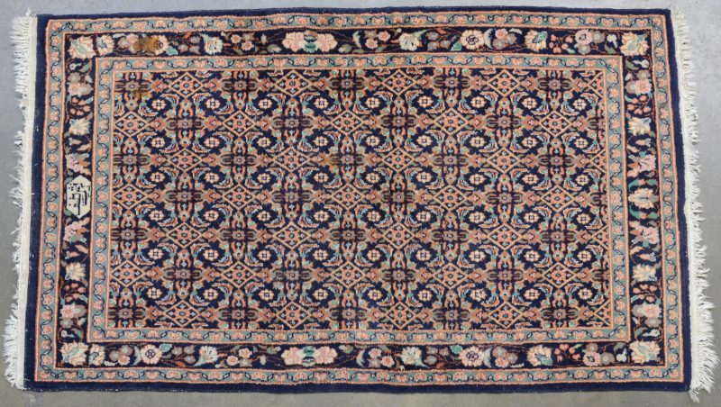 Een handgeknoopt wollen Pakistaans tapijt.