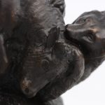 “Bull and bear”. Een beeld van donkergepatineerd brons op een groen marmeren sokkel, naar een werk van Isidore Bonheur.