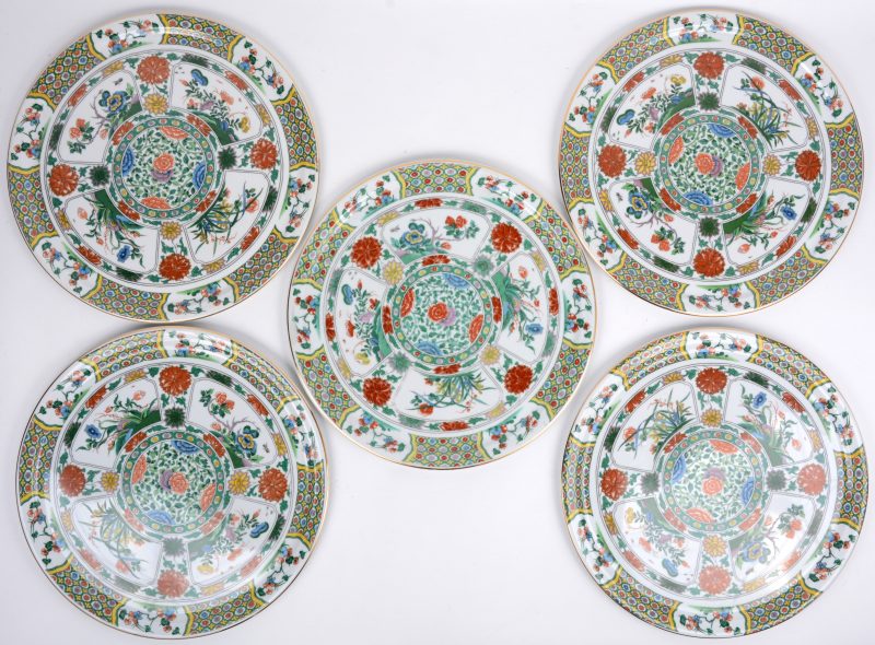 Vijf schotels van polychroom porselein met een famille verte decor naar Chinees voorbeeld.
