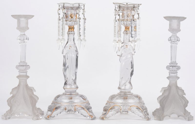 Twee paar glazen kandelaars, waarvan één paar gemerkt van Val Saint-Lambert met voorstelling van het Heilig Hart en met pendeloques en verguldsel.