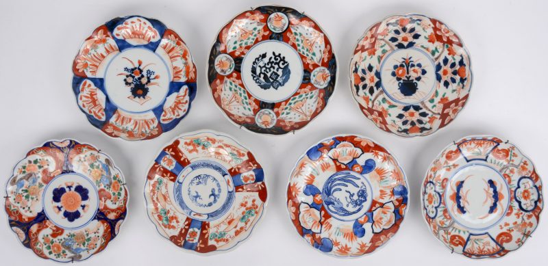 Een collectie borden van Imari porselein me diverse decors. Japan, XIXde eeuw.