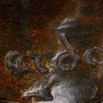 “Le Travail” Bronzen beeld met donker patina. Gesigneerd. Op rood marmeren sokkel.