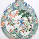 Een reisfles van meerkleurig Chinees porselein naar het famille verte met een decor van leerling krijgers en theedrinkers in cartouches op een achtergrond van bloemen en vlinders.